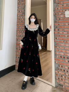 Plus Size Vintage Black Lace Dress with Square Neck