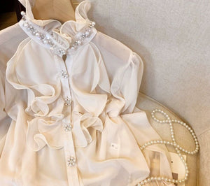 بلوزة بيضاء مكشكشة على الطراز الفرنسي 