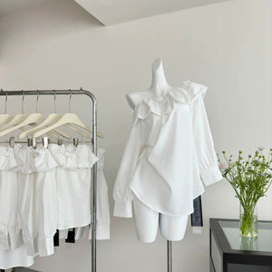 بلوزة بيضاء مكشوفة الكتفين مع ياقة توليب 